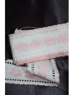 tira de flores bordadas...